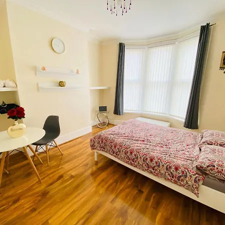 Entire 4 Bedroom House - Ev Point & Free Parking Liverpool Exterior photo