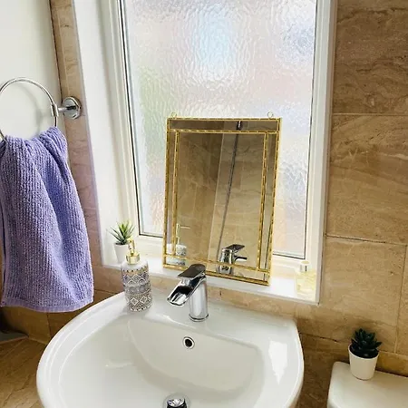 Entire 4 Bedroom House - Ev Point & Free Parking Liverpool Exterior photo