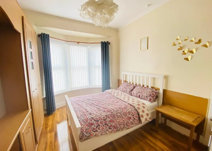 Entire 4 Bedroom House - Ev Point & Free Parking