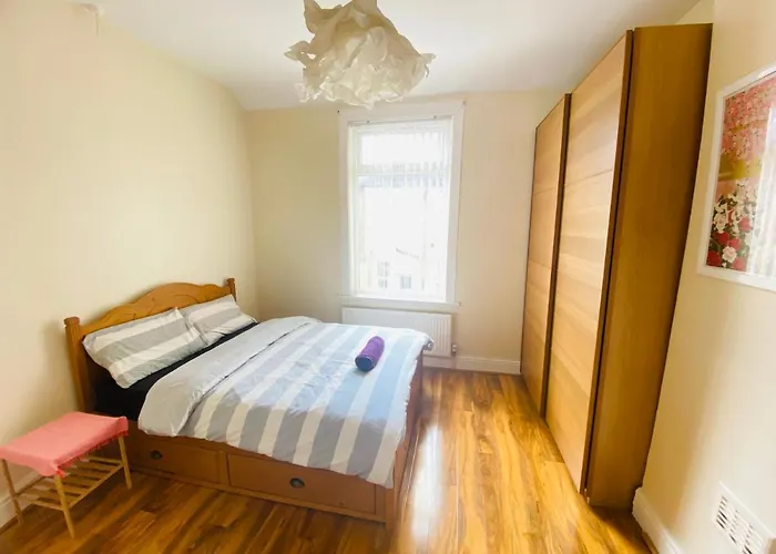 Entire 4 Bedroom House - Ev Point & Free Parking