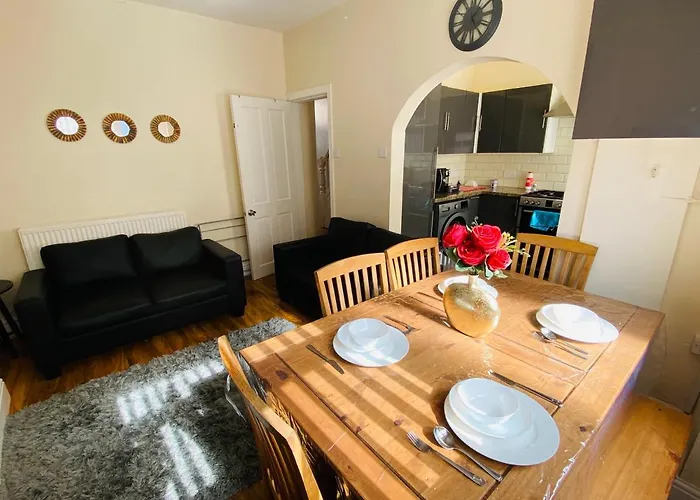 Entire 4 Bedroom House - Ev Point & Free Parking