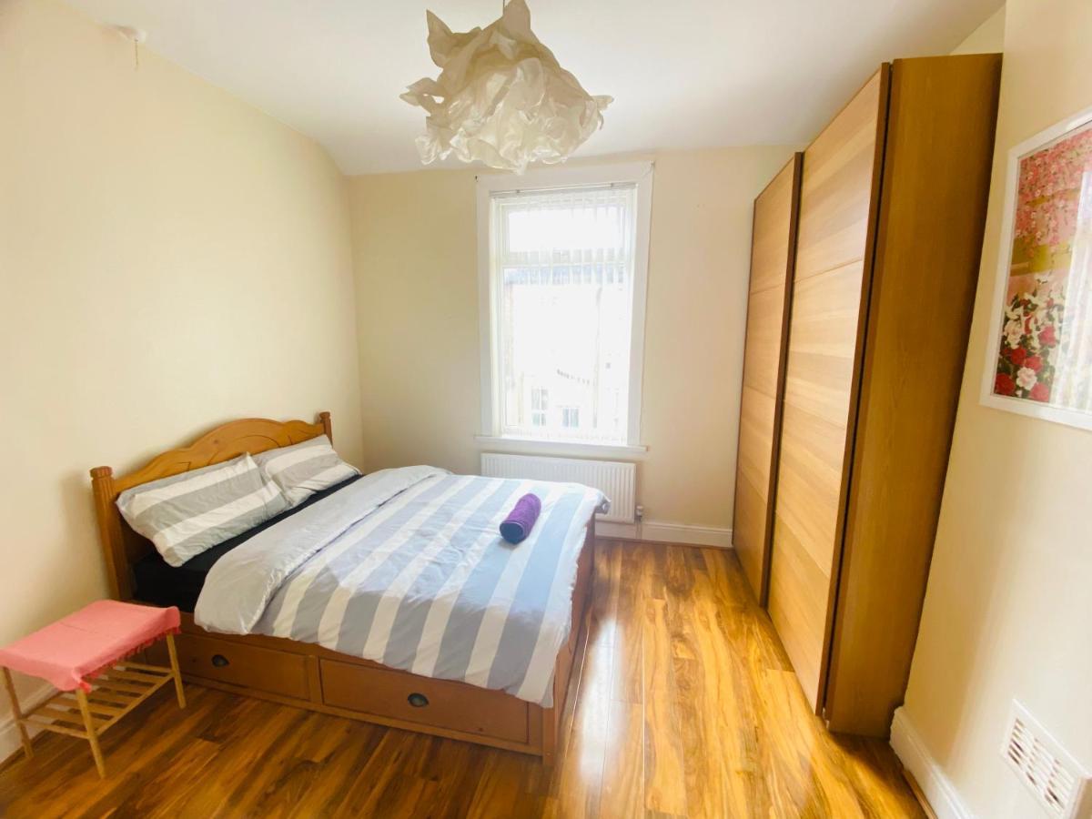 Quarto em Acomodações Particulares Entire 4 Bedroom House - Ev Point & Free Parking *