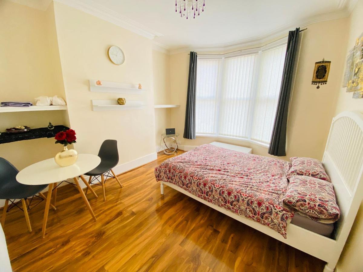 Quarto em Acomodações Particulares Entire 4 Bedroom House - Ev Point & Free Parking Liverpool