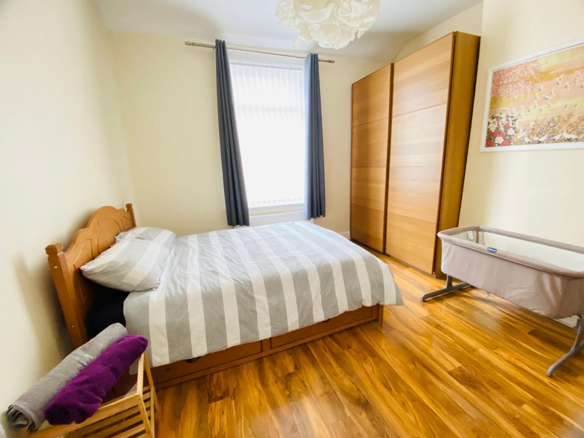 Entire 4 Bedroom House - Ev Point & Free Parking Quarto em Acomodações Particulares